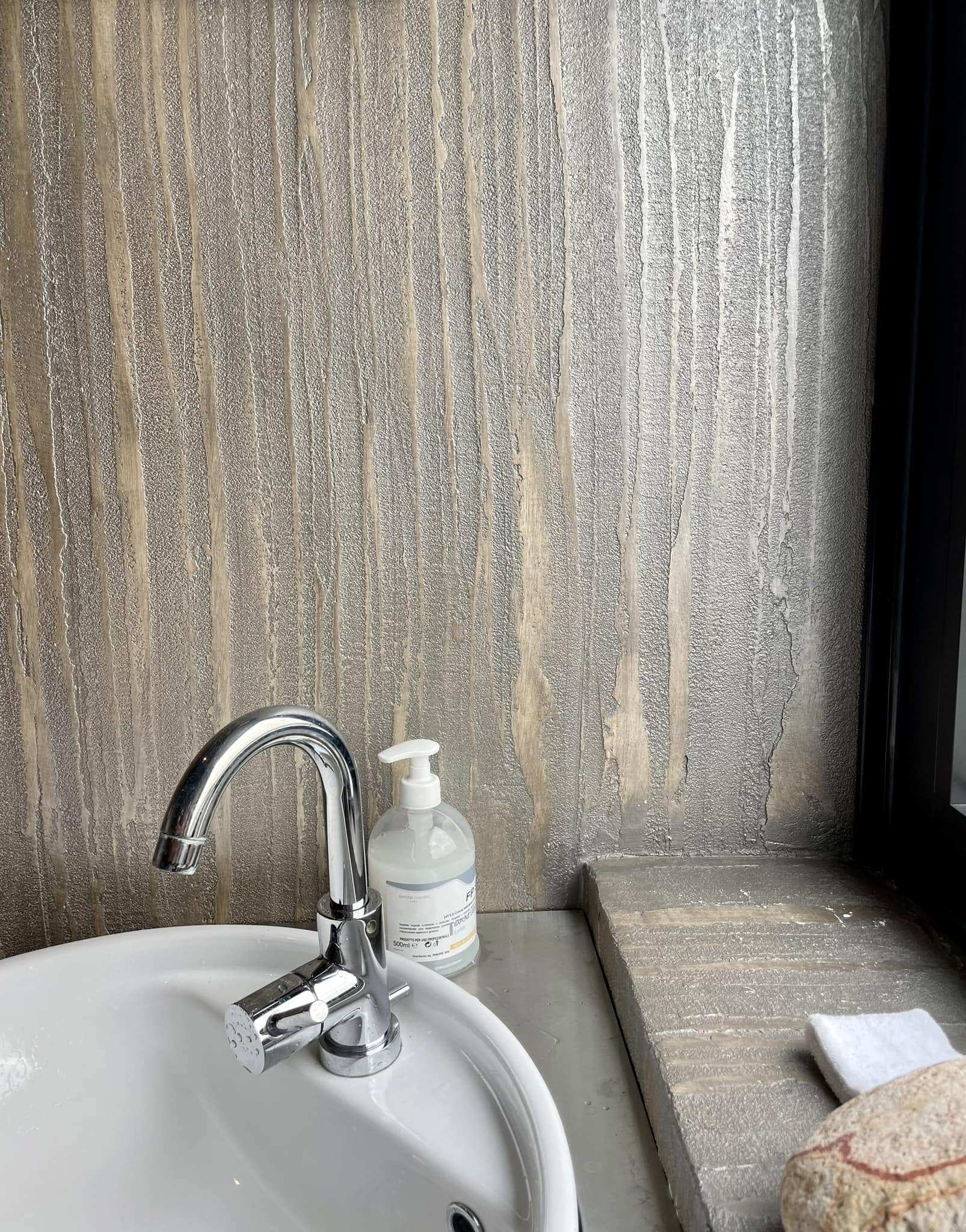 Baño con texturas